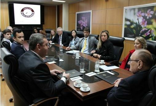 Assinatura do termo de cooperação contou com a presença de representantes das três entidades envolvidas. Foto. Divulgação TJMS