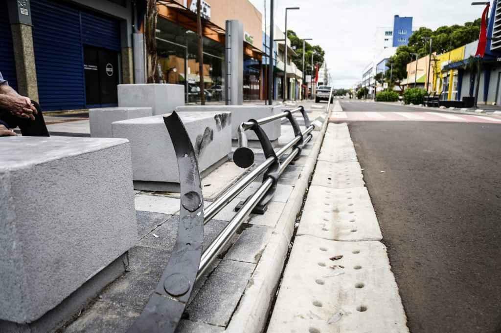 Ferro ficou todo retorcido em guard rail da 14 de Julho (Henrique Arakaki)