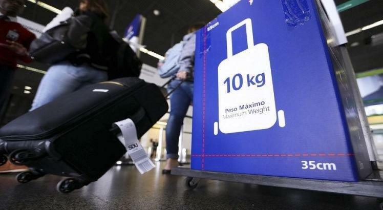 O passageiro que estiver com bagagem de mão fora das especificações terá obrigatoriamente que despachá-la