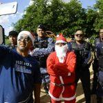 Guardas em ação solidária realizada nesta véspera de Natal (Henrique Arakaki