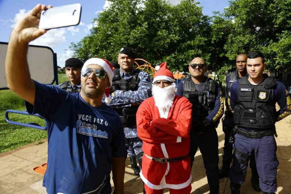 Guardas em ação solidária realizada nesta véspera de Natal (Henrique Arakaki