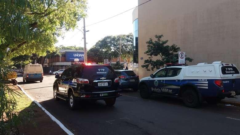 Policial sendo transportado em frente ao Fórum de Dourados. Foto: Osvaldo Duarte/Dourados News