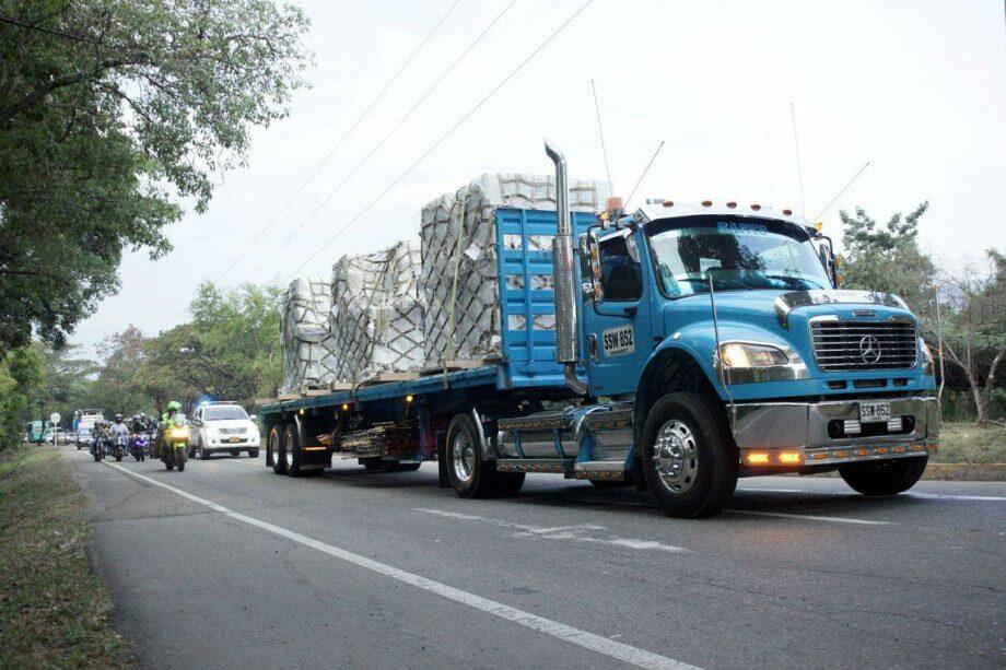 Caminhões chegam a um armazém