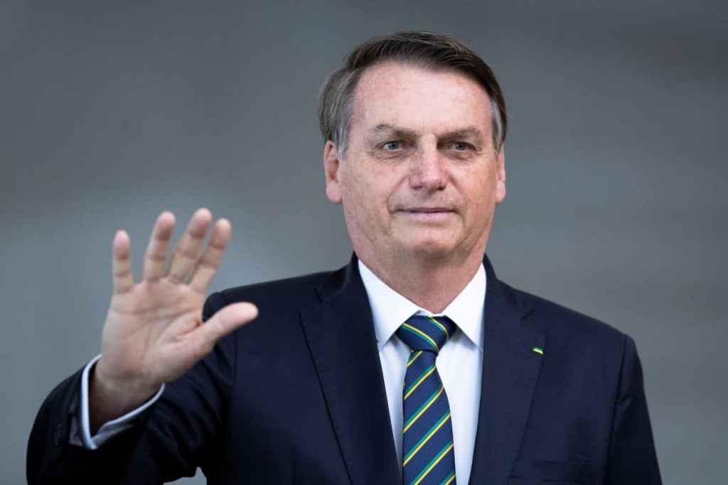 Bolsonaro leva tombo no banheiro e vai parar em hospital