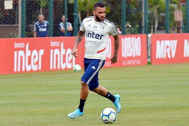 Daniel Alves reapareceu no campo para penúltimo treino antes do jogo com CSA (Foto: Érico Leonan / saopaulofc.net)