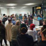 Passageiros esperam por seus resultados do teste de Covid-19 no Aeroporto Schiphol