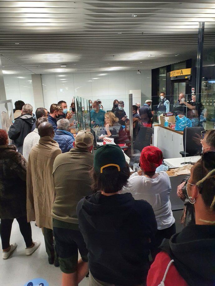 Passageiros esperam por seus resultados do teste de Covid-19 no Aeroporto Schiphol