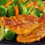 Peito de frango com brócolis e cenoura