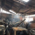 Oficina e carros completamente destruídos após o fogo