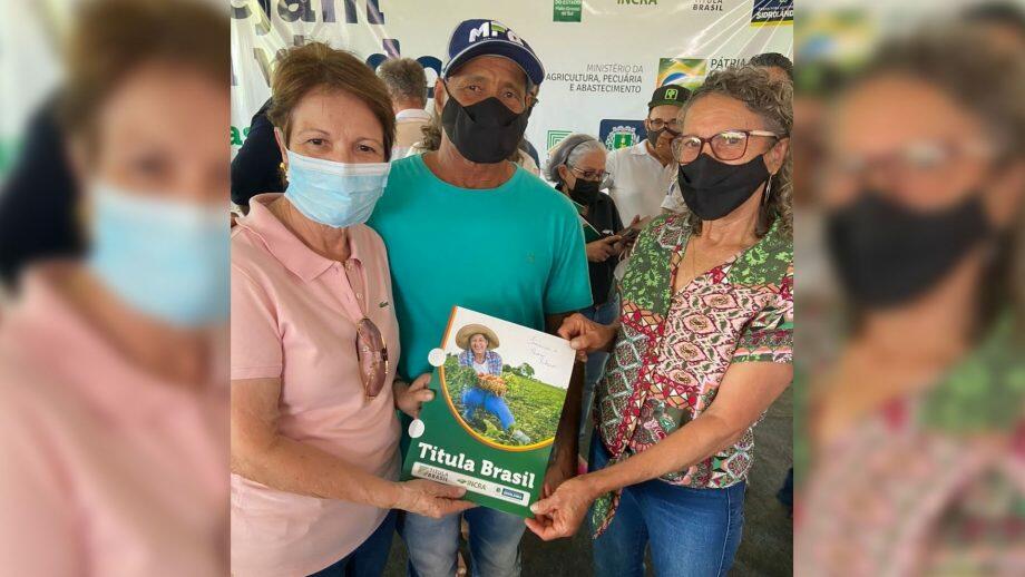 Ministra entregou título rural para moradores de assentamento em Sidrolândia