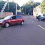 Carro foi abandonado após batida na Vila Ipiranga (Foto: Midiamax