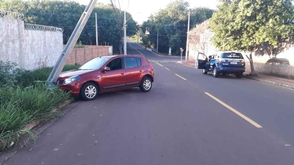 Carro foi abandonado após batida na Vila Ipiranga (Foto: Midiamax
