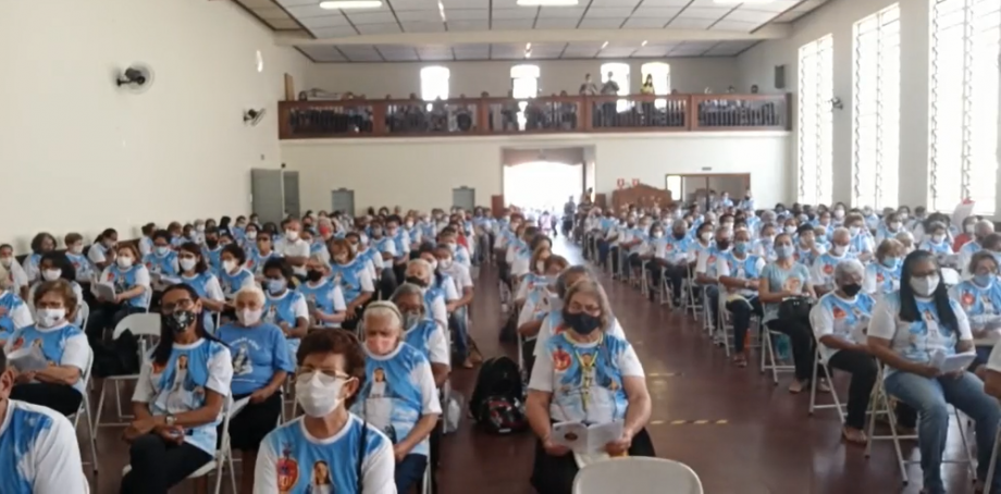 Fiéis durante live em uma igreja católica