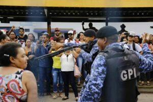 Guarda Municipal apontando arma para manifestantes. (Marcos Ermínio