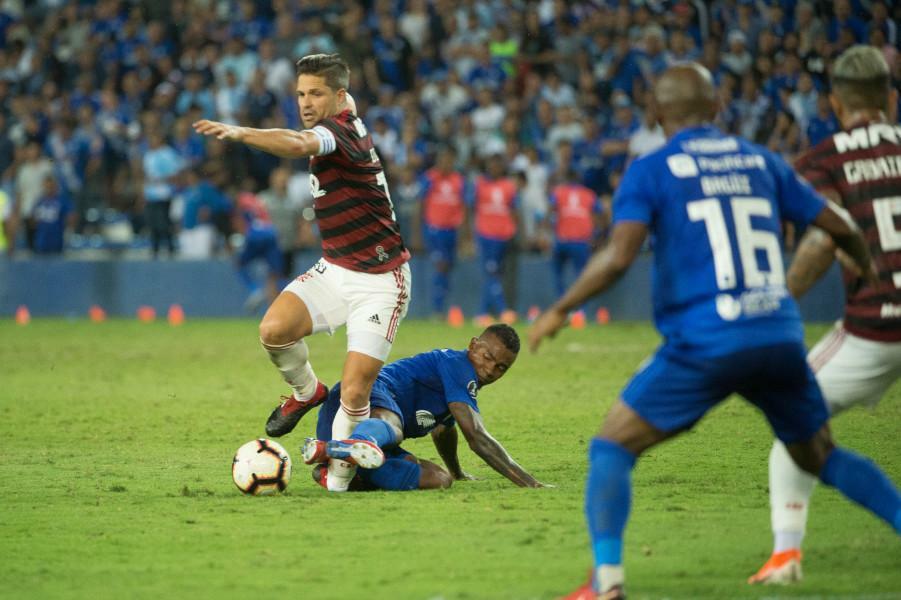 Momento da lesão que deixará Diego fora dos gramados. (Foto: Divulgação/Flamengo)