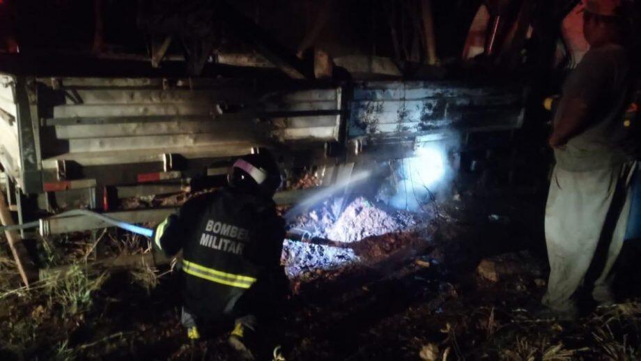 Caminhão foi atingido por incêndio. Foto: O Pantaneiro