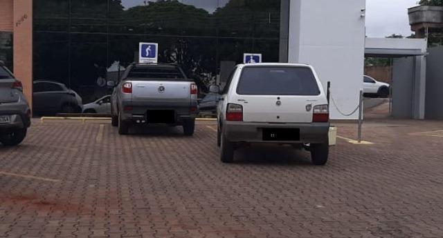 Funcionários chegaram em Uno branco e foram rendidos por bandidos (Foto: Ponta Porã Informa)