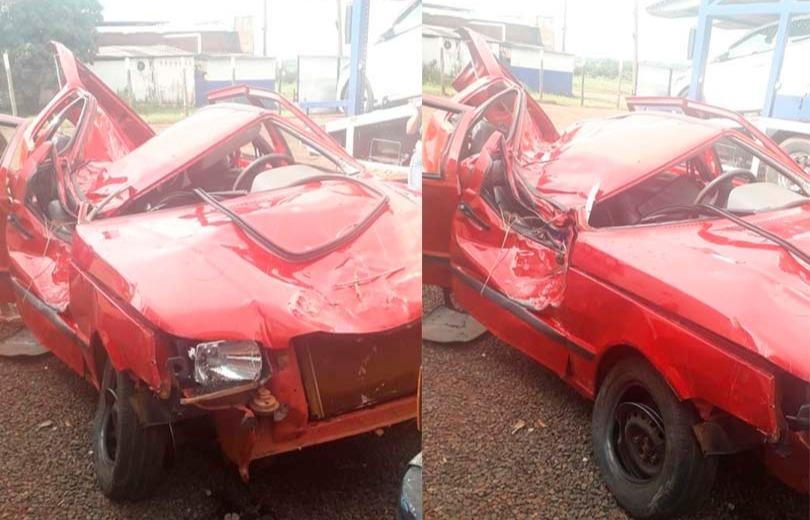 Carro caiu em ribanceira e colidiu contra árvore / Foto: Divulgação