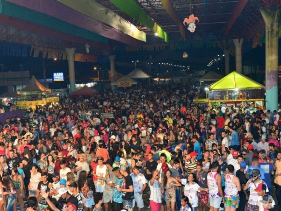 Foliões no Carnaval de 2020 em Paranaíba