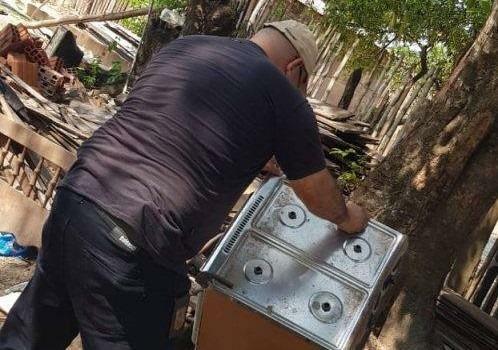 Fogão estava jogado no quintal da casa (Foto: Porã News)