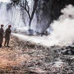 Bombeiros apagando fogo no Parque dos Poderes nesta sexta