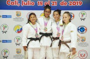 Alexia (segunda da esquerda para a direita) no pódio com a medalha de ouro. (Foto: Divulgação/CBJ)
