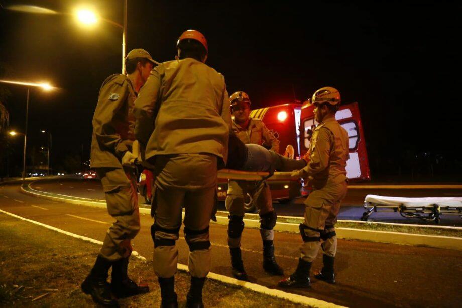 Uma das vítimas durante resgate do Corpo de Bombeiros. Foto: Leonardo de França