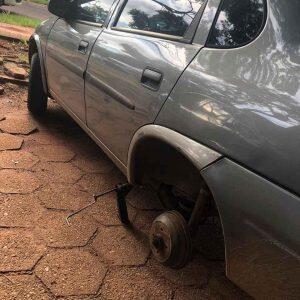 Ladrão levou roda e deixou carro no macaco. Foto: Divulgação.