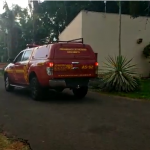Viatura do Corpo de Bombeiros entrando no condomínio
