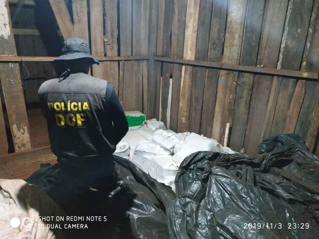 Policial averiguando depósito lotado de drogas. Foto: Divulgação