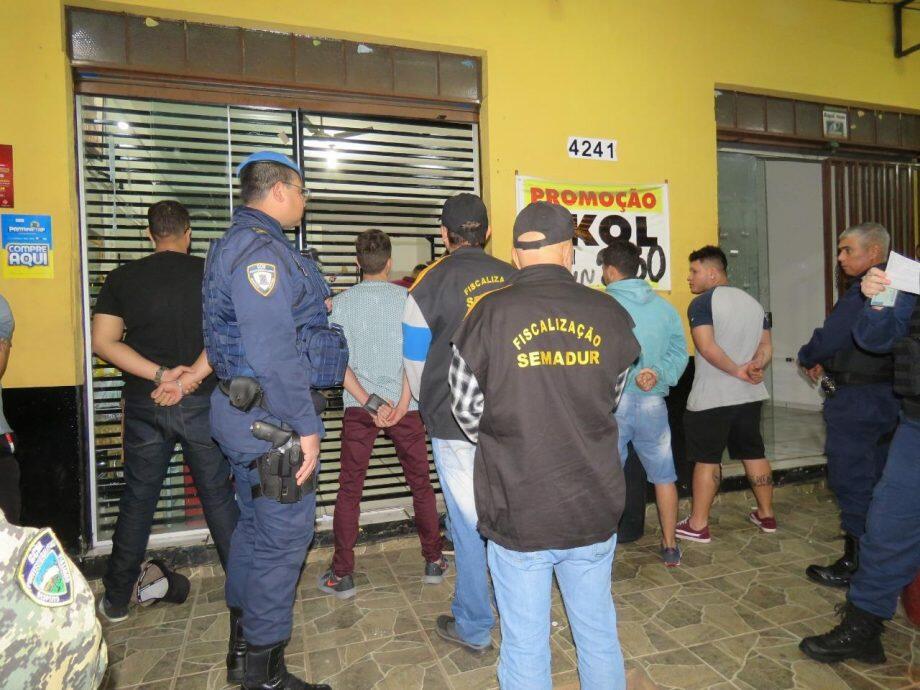 Guardas e fiscais durante operação realizada nesta madrugada. Foto: Divulgação