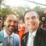 Presidente Jair Bolsonaro postou foto ao lado do filho Eduardo