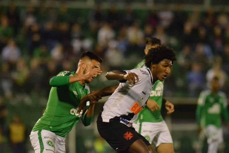 Lance durante a partida entre Chapecoense e Vasco