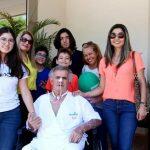 Seu Valentino ao lado de familiares (Divulgação)