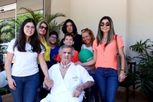 Seu Valentino ao lado de familiares (Divulgação)