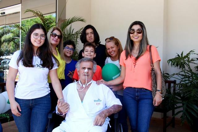 Seu Valentino ao lado de familiares (Divulgação)