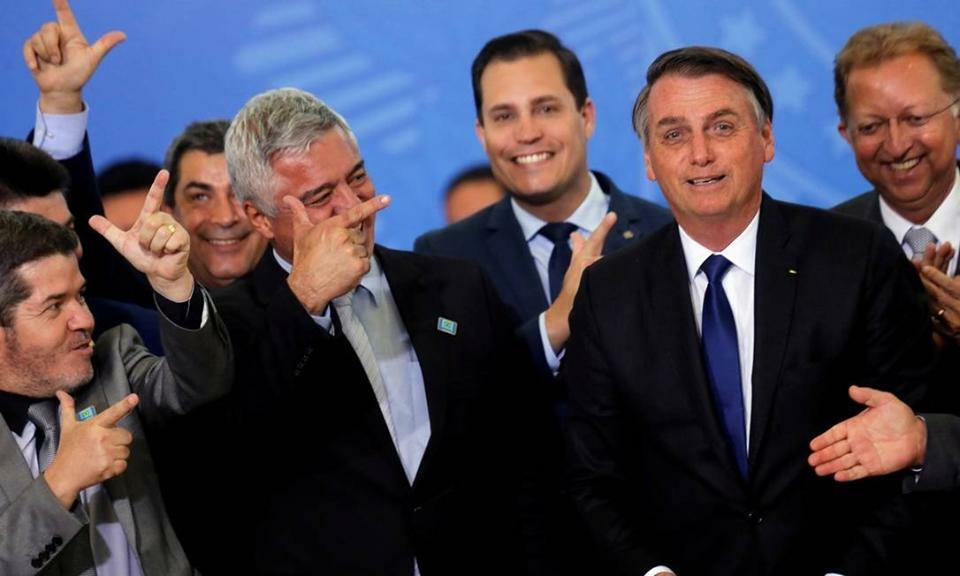 Presidente assinou decreto que flexibiliza porte de armas de fogo (Foto: Reprodução)