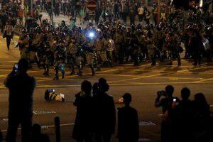 Polícia chega para dispersar manifestantes contrários ao governo em sim Sha Tsui