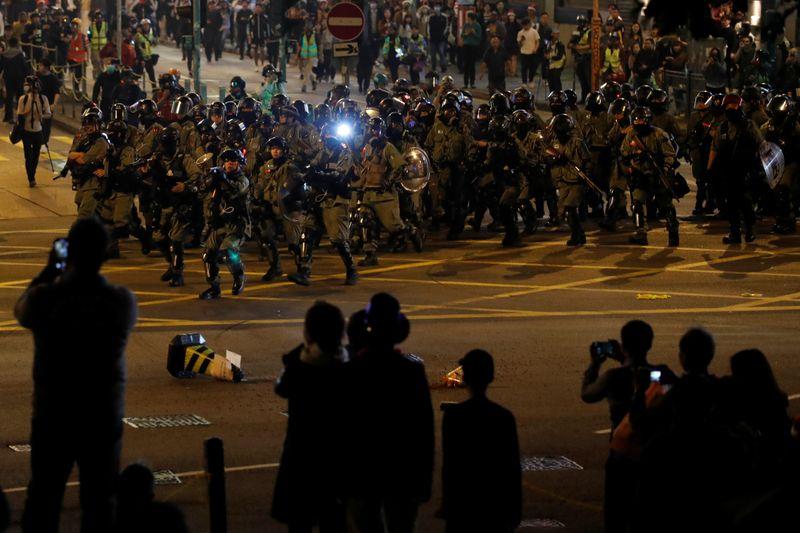 Polícia chega para dispersar manifestantes contrários ao governo em sim Sha Tsui