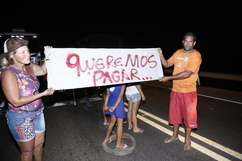 Moradores durante bloqueio na última quinta-feira . (Foto: Leonardo de França/ Midiamax)