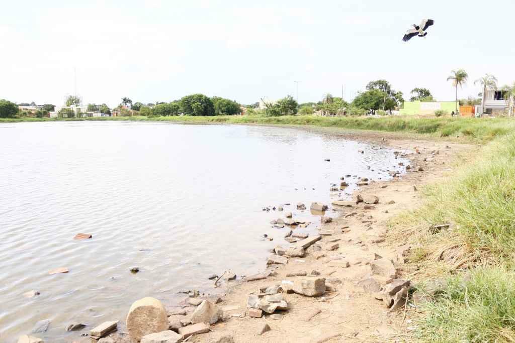 Nível de água da lagoa preocupa moradores. (Foto: Leonardo de França