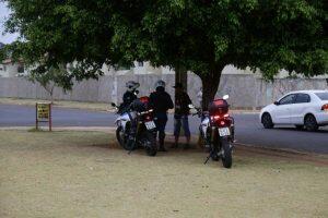 Policiais militares durante abordagem na praça do Jardim Carioca. Foto: Leonardo de França