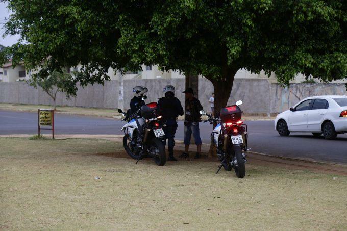 Policiais militares durante abordagem na praça do Jardim Carioca. Foto: Leonardo de França