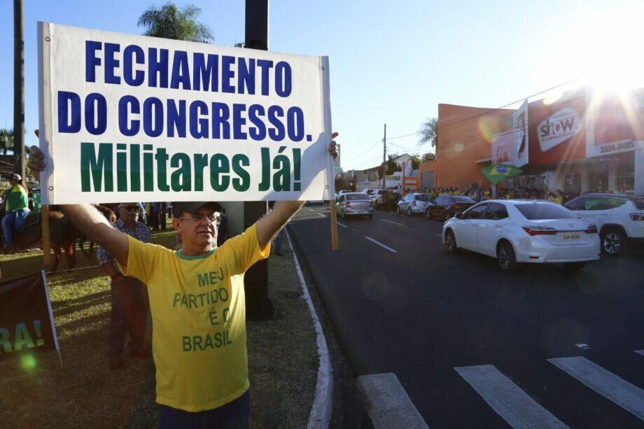 Manifestante com cartaz na Avenida Afonso Pena. (Foto: Marcos Ermínio)