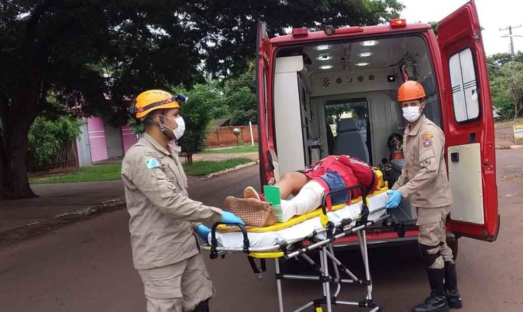 O Corpo de Bombeiros foi acionado e atendeu a vítima. (Foto: Cido Costa)