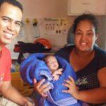 A mãe com o filho no colo