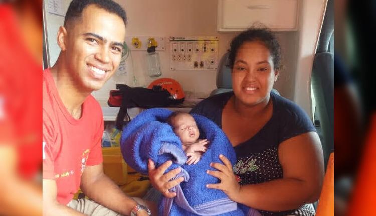 A mãe com o filho no colo