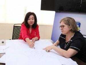 Délia e Marise conversam sobre início das obras. (Foto: A.Frota).