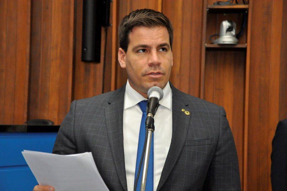 Deputado Renan Contar durante leitura de requerimento na Assembleia Legislativa. (Luciana Nassar