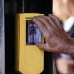 Trabalhador foi cobrar passe de ônibus bloqueado pelo ex-patrão. (Foto: Marcos Ermínio)